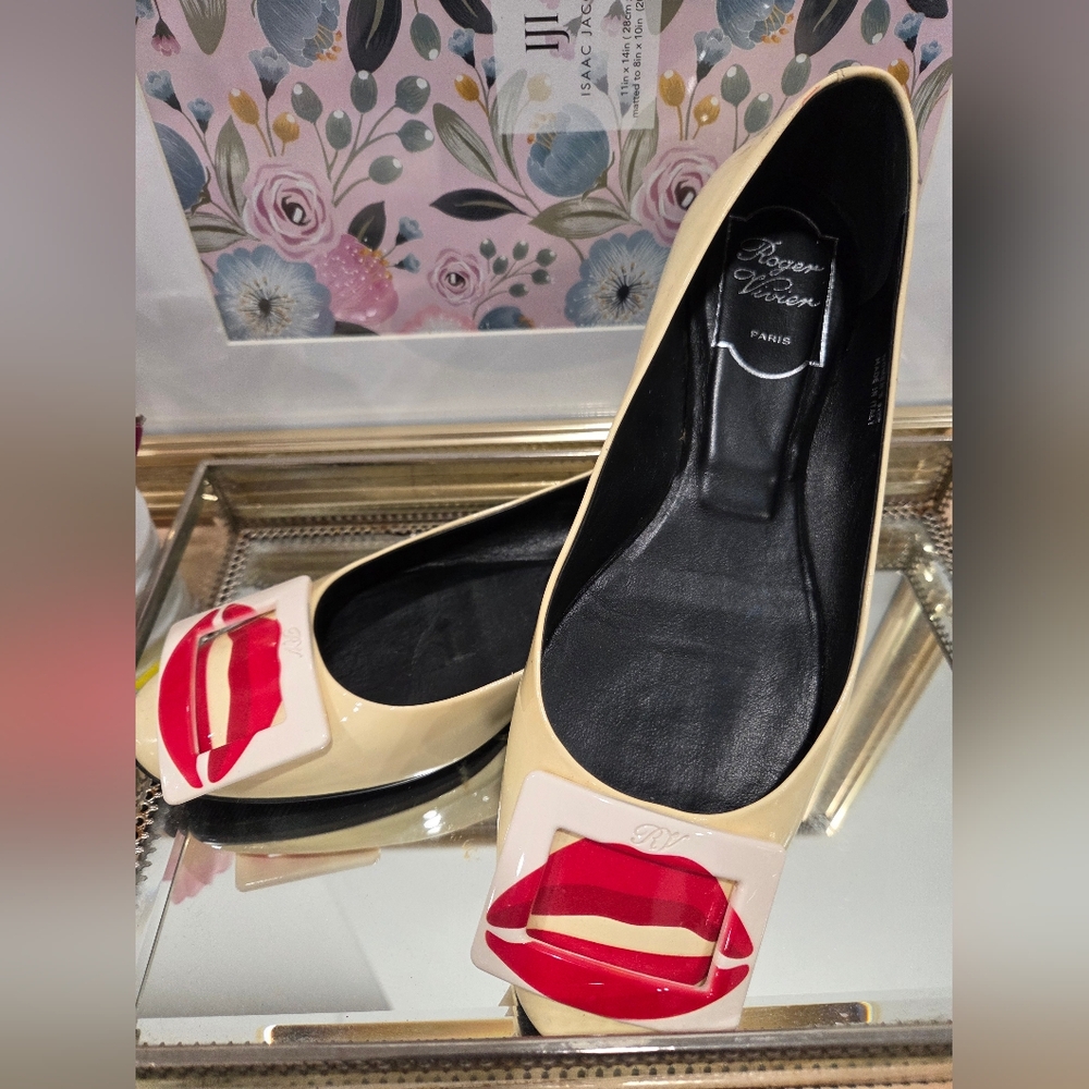 ✨️Host Pick🎉 Roger Vivier Lips Buckle Flats Beige Patent Leather Size 37
